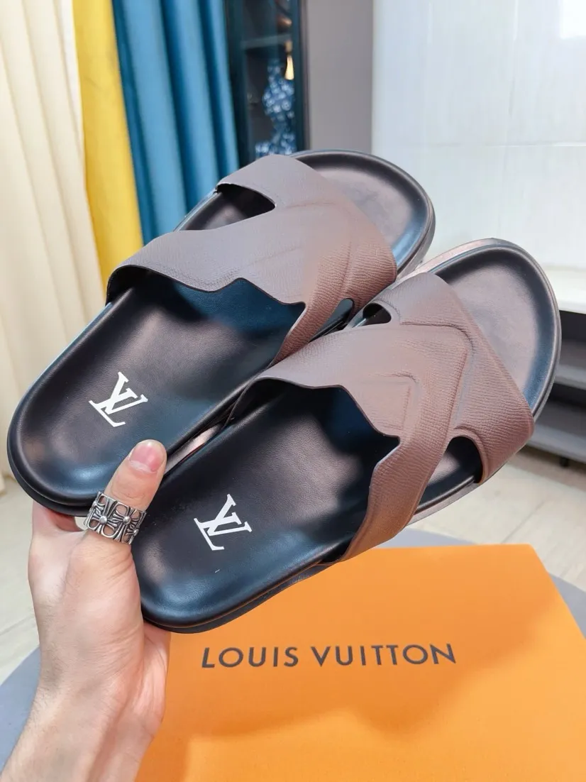Men's shoes💰300🌹🌹【LV】Multi-color new men's slippers, original top quality version, original special cowhide cross pattern➕sheepskin inside and side, non-slip combined sole, more stable walking, more comfortable and lightweight, high-end and generous, size: 38~44